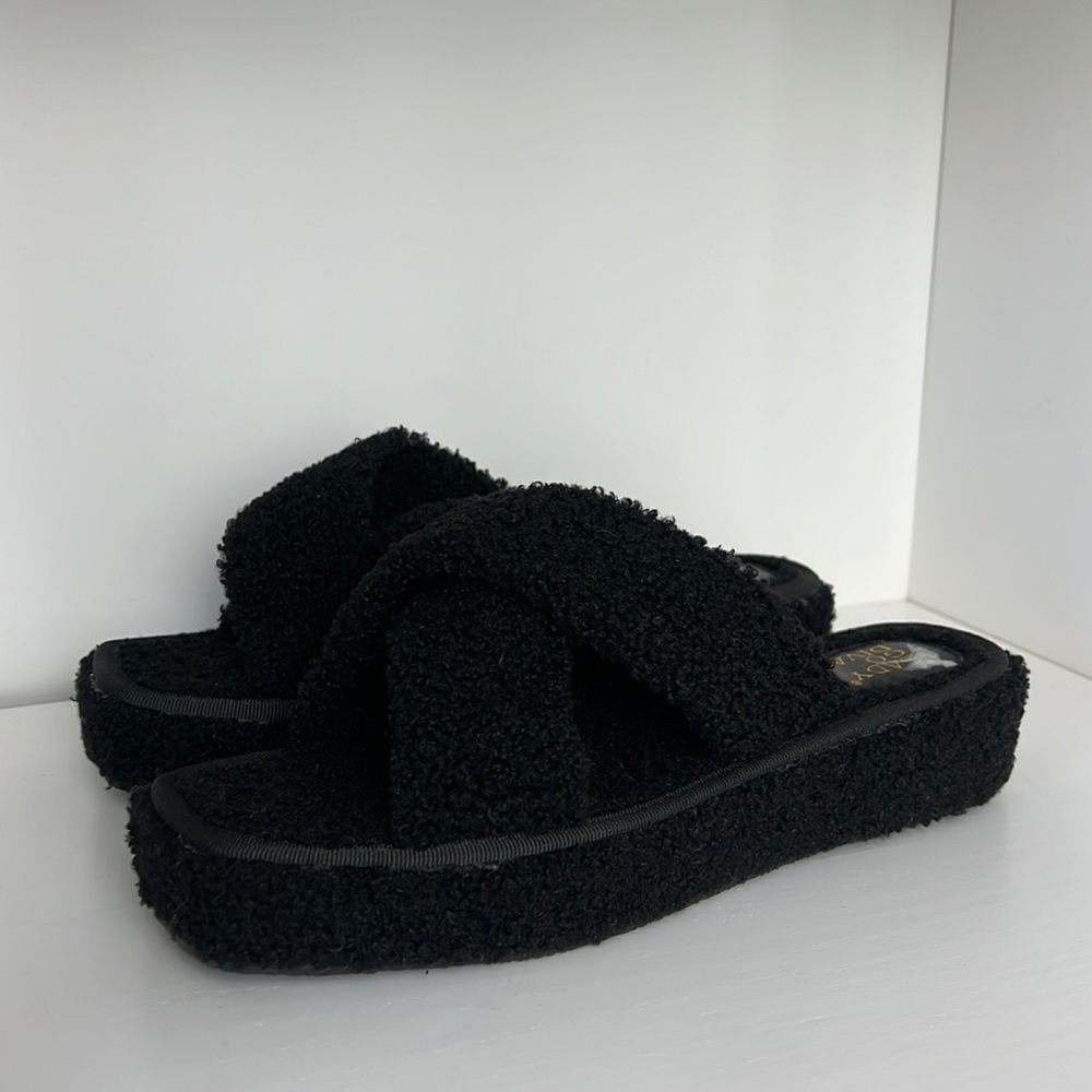 LADY GO DIVA SHEARLING SANDALS‎